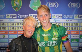 Lex Immers draagt met trots de regenboogband